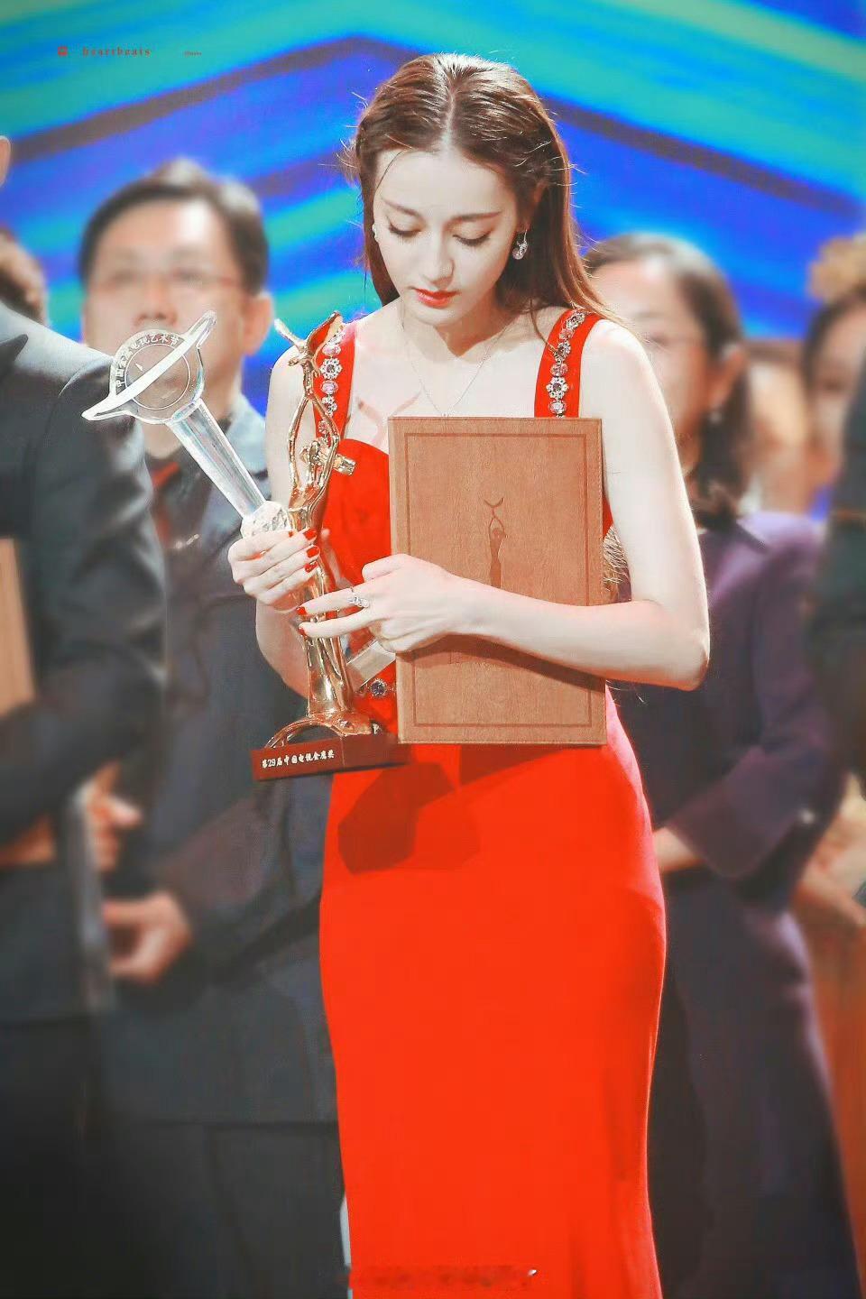90唯一视后迪丽热巴的粉丝很舒服巴粉果然也是女明星，人家在忙着给迪丽热巴过生日呢