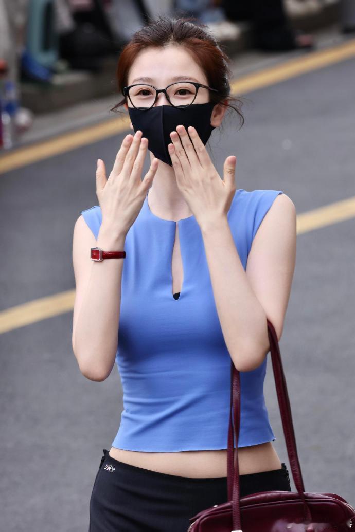 虞书欣这个蓝色上衣好特别有点像自己剪出来的！ 