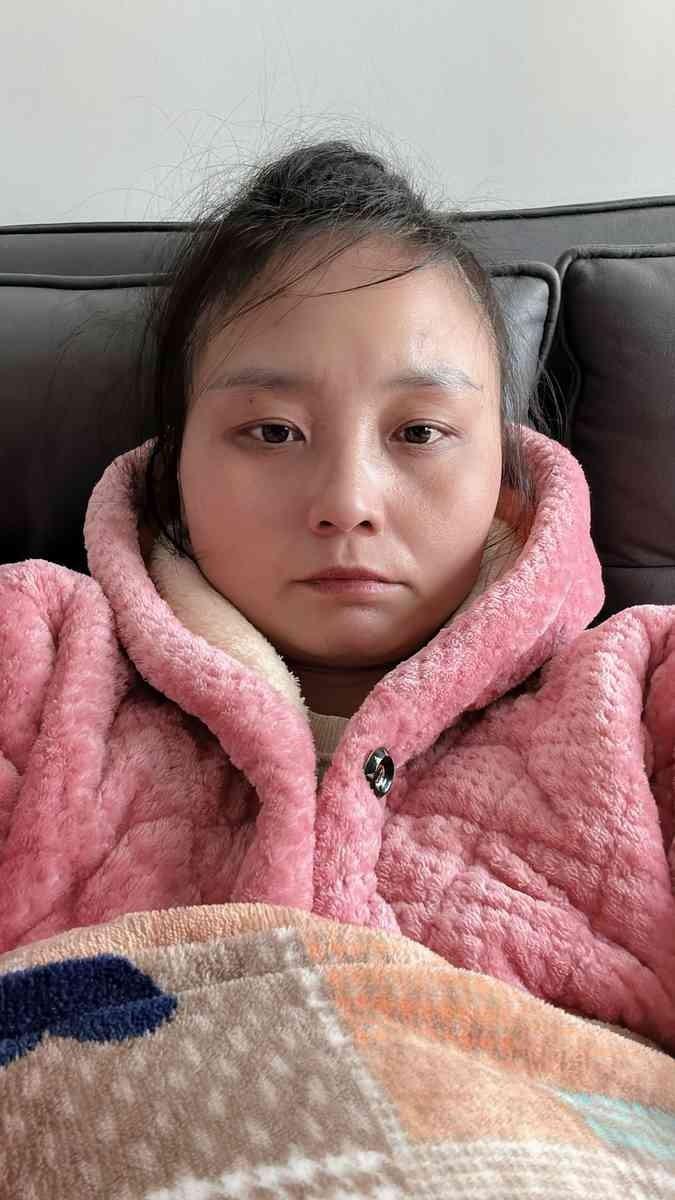 感冒在家躺了一天，下单买个25块的新包，拆开一看内里没有踩线。
问了客服，人家说