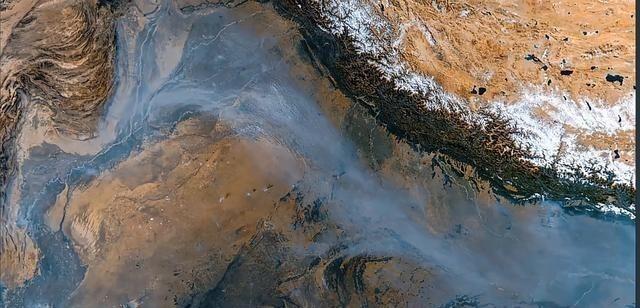 中国人真的该感谢喜马拉雅山的庇护。最近印度那边又上演了一场新德里大逃亡，不是因为