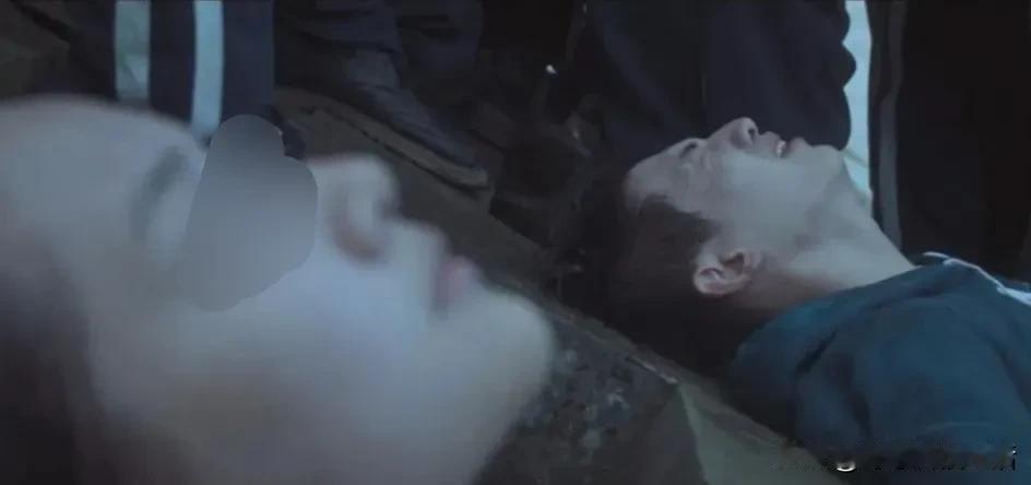 高三女生小梅高考前夕，被同学邀请去校外参加宴会。酒桌上，一桌子7个男人拼命都灌小