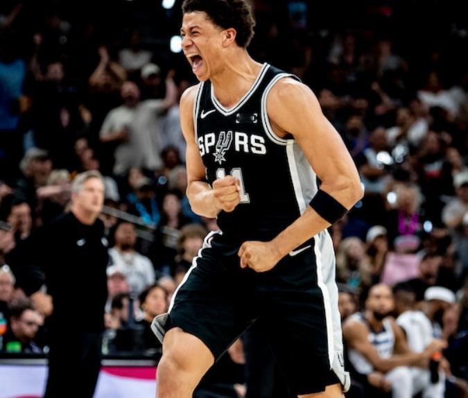 NBA西部决赛，马刺对阵雷霆第一场比赛，出现奇葩一幕。因为主力控卫福克斯休整一场