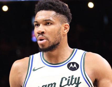 🇺🇸美媒 L：“字母哥已经向雄鹿管理层表明，合作 12 年是时候选择分手了！