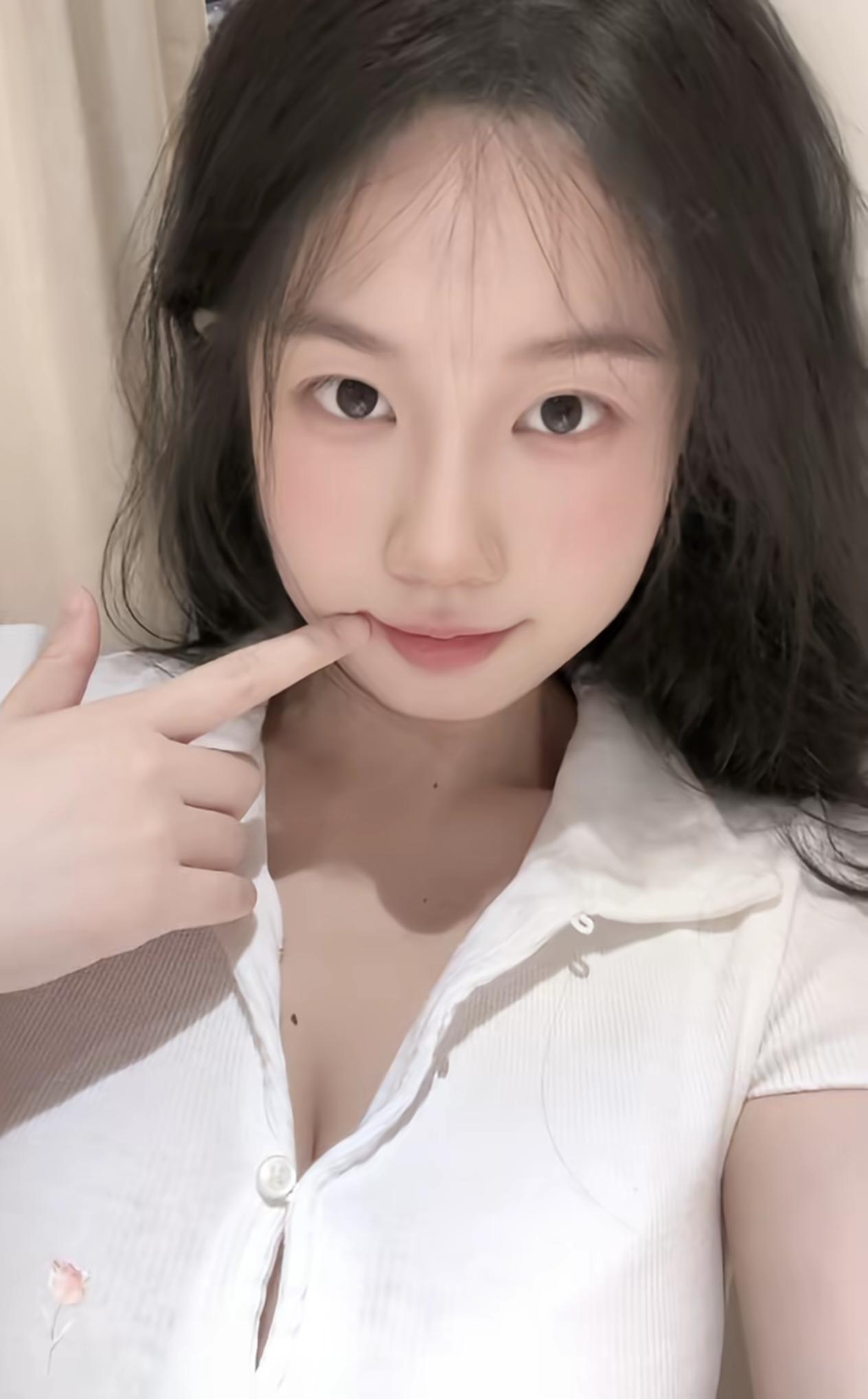 轻抚樱唇笑，玉指点朱唇。