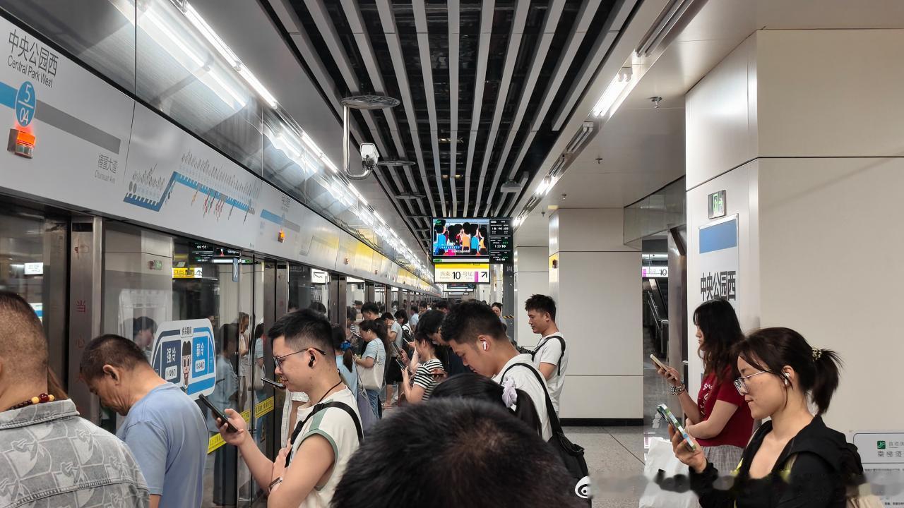 重庆轨道交通 网友：2026年7月9日（周四）18:40分，重庆5号线跳磴方向中