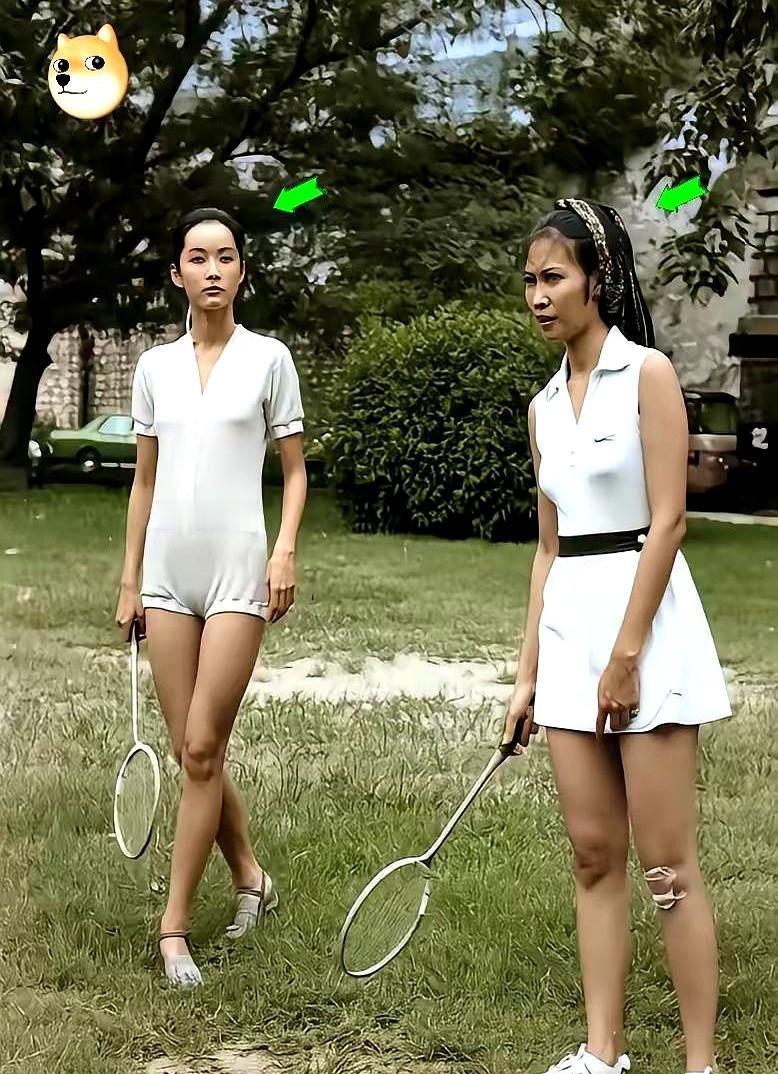 现在的女明星哪怕出门倒个垃圾都要全副武装，生怕晒黑一个度，可看看林青霞和萧芳芳当