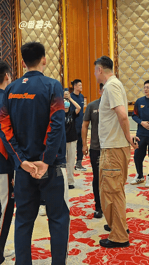广东宏远新赛季出征仪式，杜锋与朱芳雨双双到场:

今天下午，广东队在自家宏远酒店