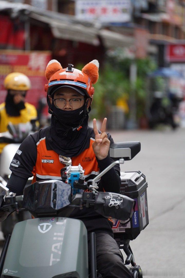 比耶小哥状态投入✌️✌️✌️ 