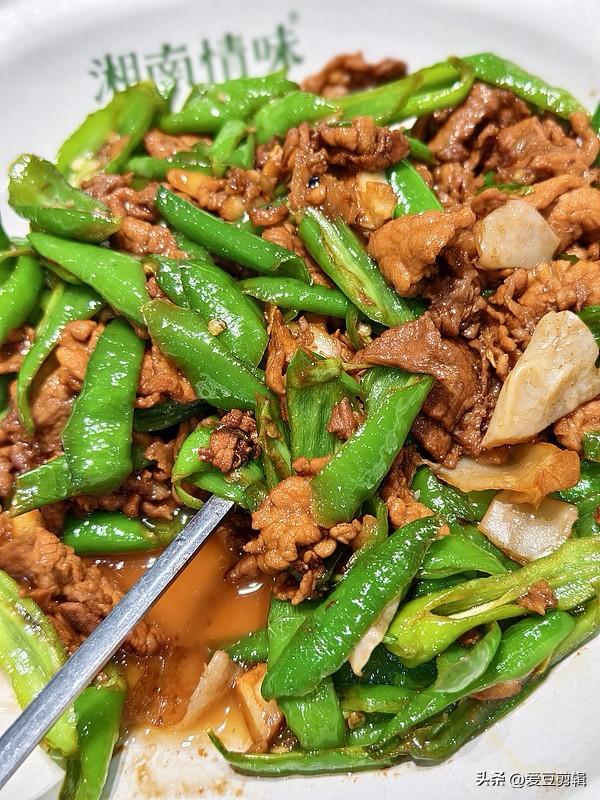 我最爱的一道菜是辣椒炒肉，完全是刻进湖南人DNA里的家常菜天花板。
就用本地薄皮