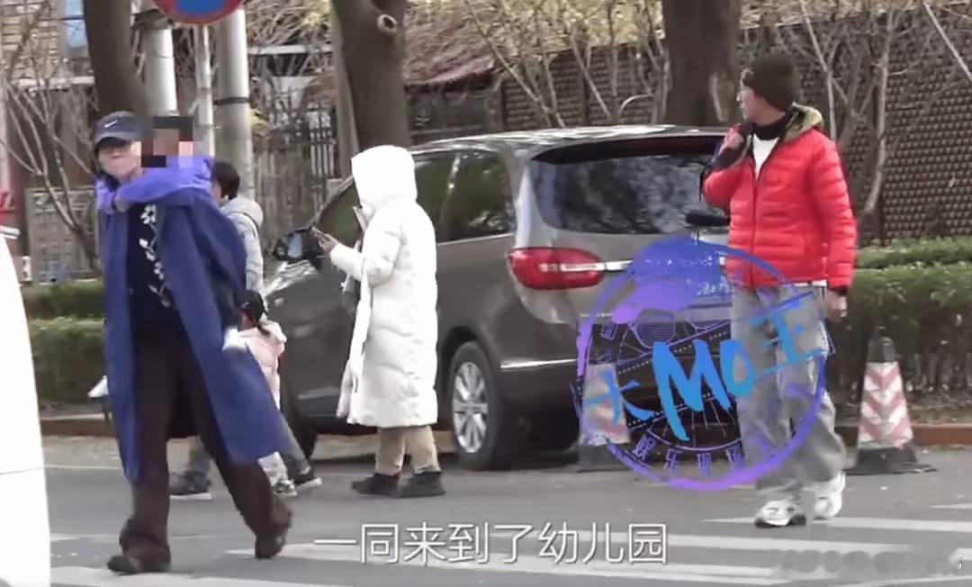 白百何接小儿子放学背着上车 白百何与张思麟一同现身校门口接小儿子放学的画面，将他