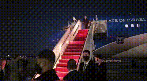 内塔尼亚胡抵达华盛顿，与特朗普举行重要会谈。

据报道，他将带来有关伊朗军事实力