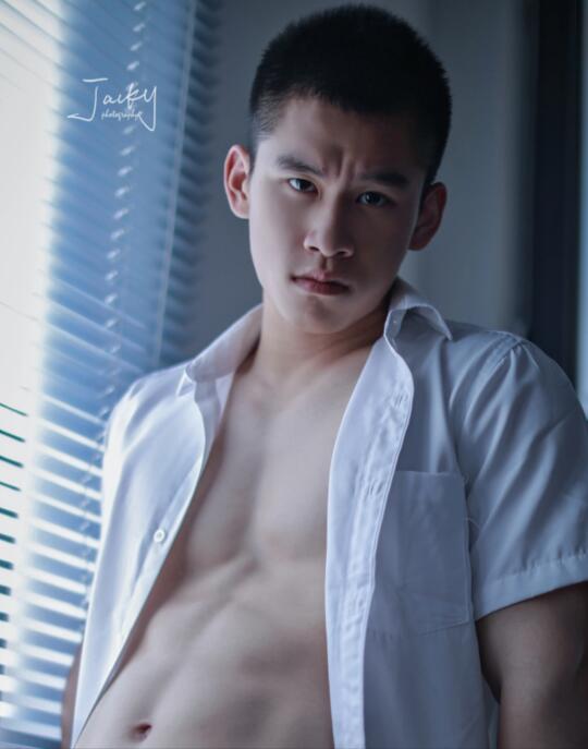 腼腆男孩