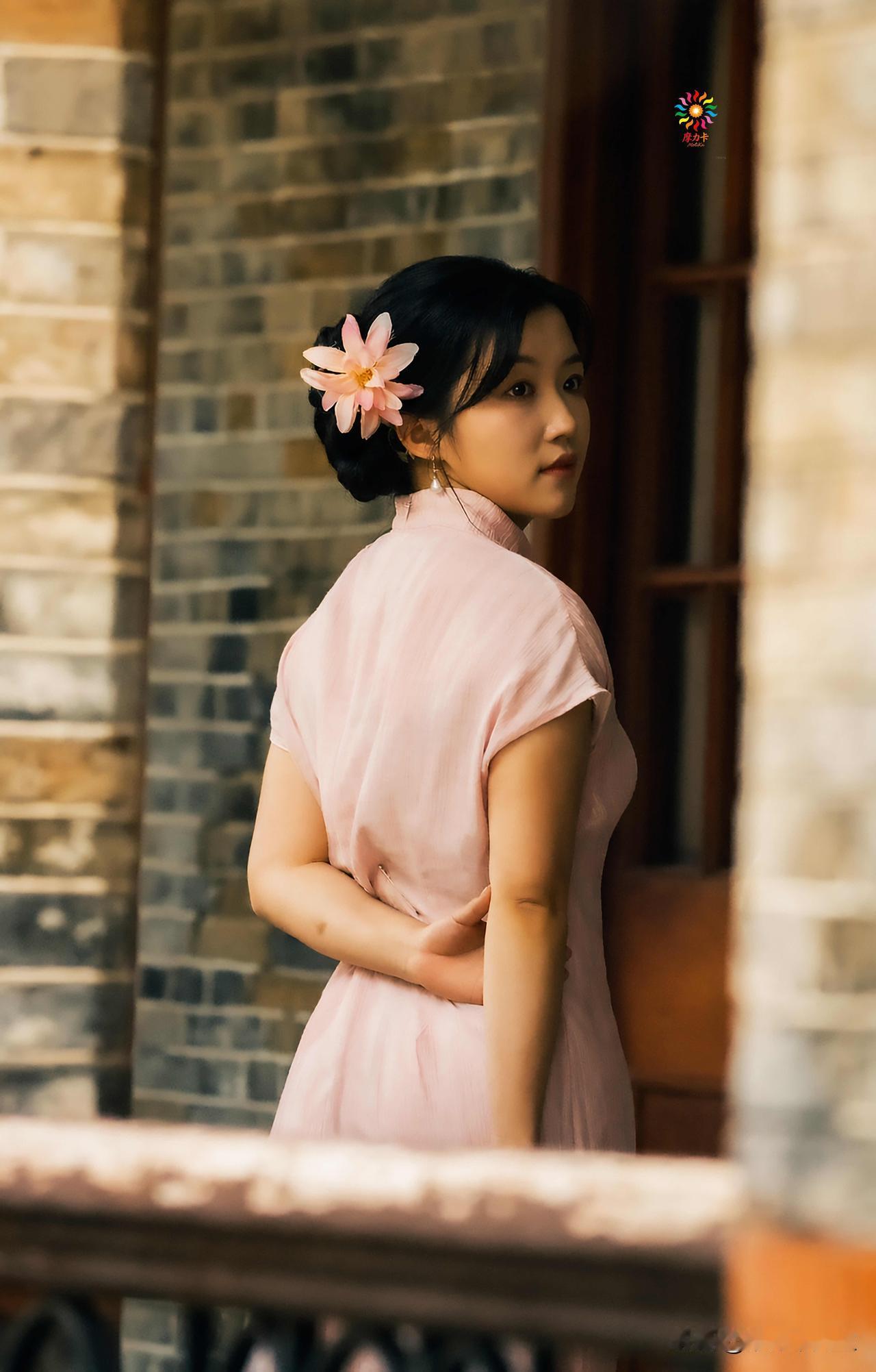 镜头捕捉三种模样。古宅旗袍，是浸在旧时光里的温婉；落日街头，是肆意洒脱的鲜活；湖