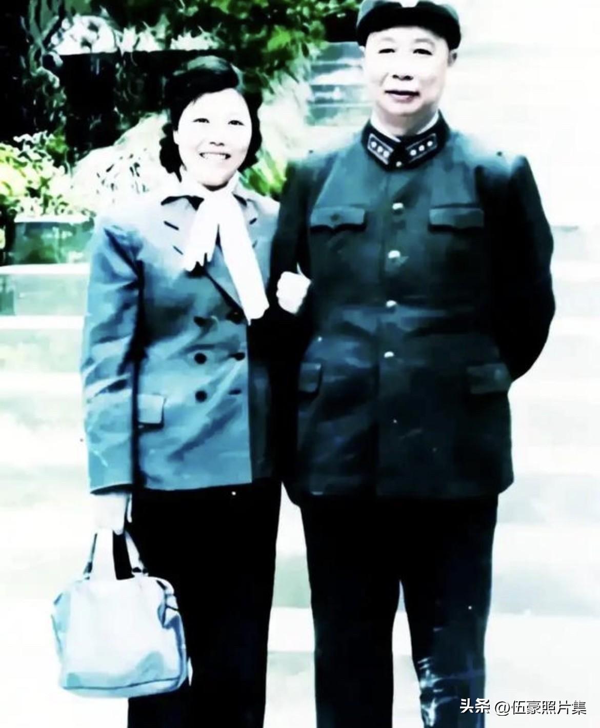 陈士榘将军与第二任夫人李峥合影。他们的婚姻始于20世纪80年代，当时陈将军已年近