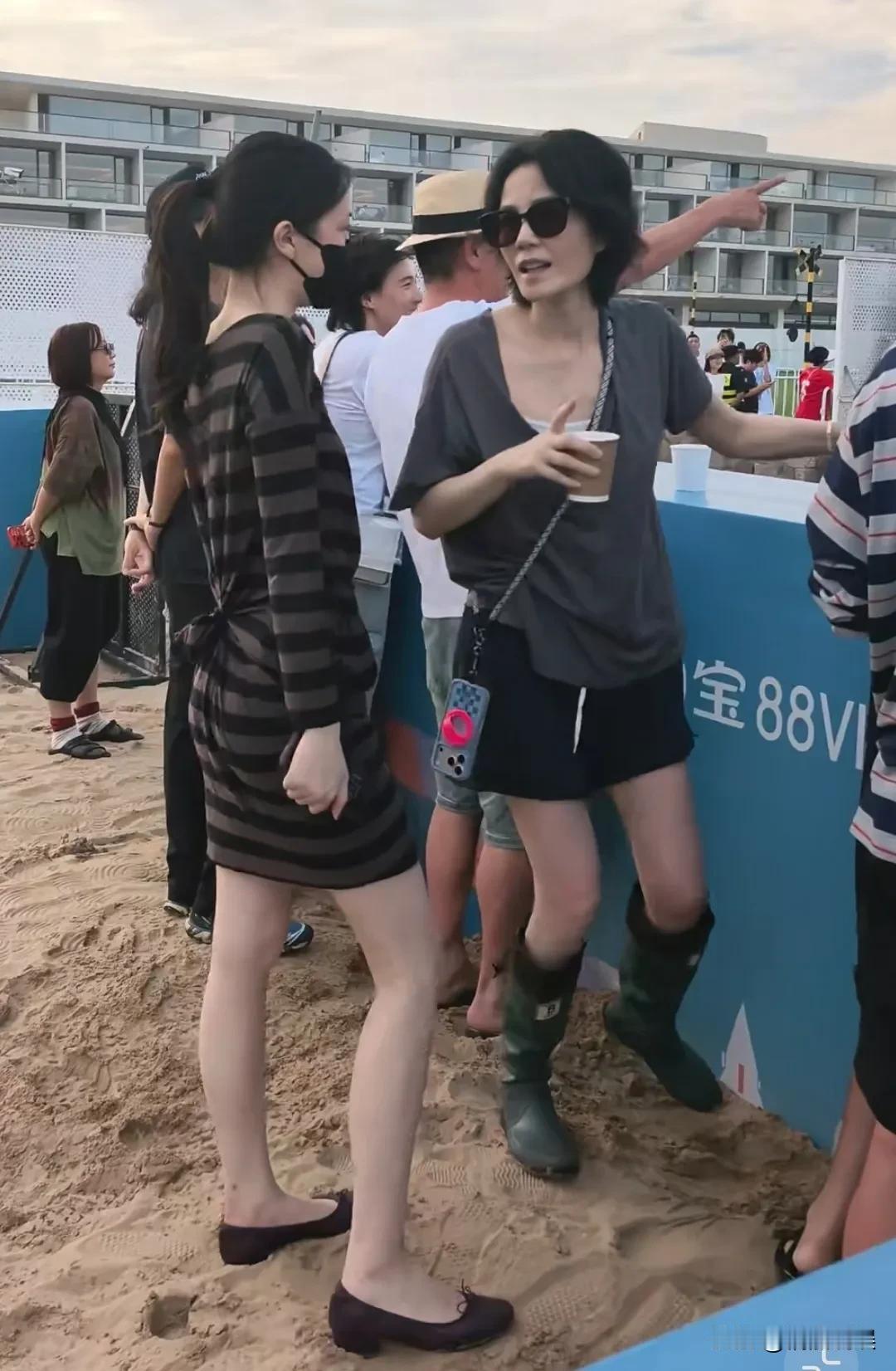 哇塞！李嫣这身材比例，简直就是高度复刻王菲啊，堪比超模身材！
母女俩在阿那亚虾米