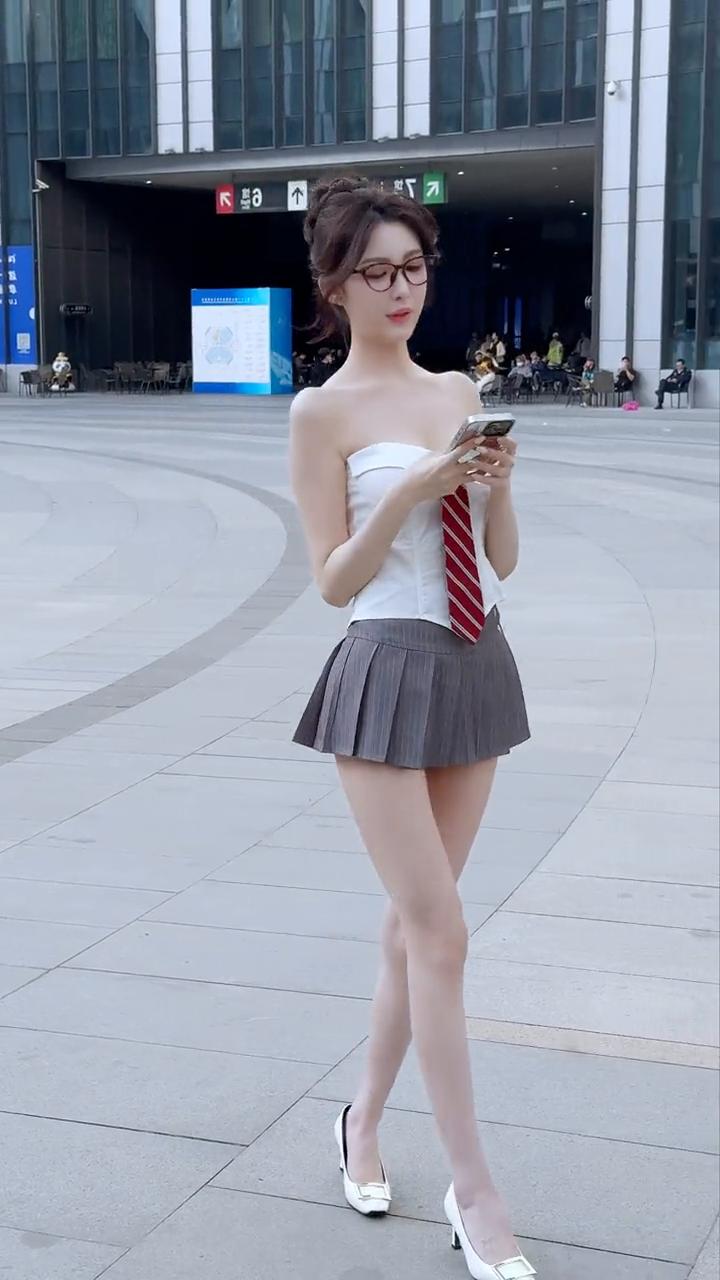 一点都不从容，这个衣服不容易掉，看我一眼多害怕。