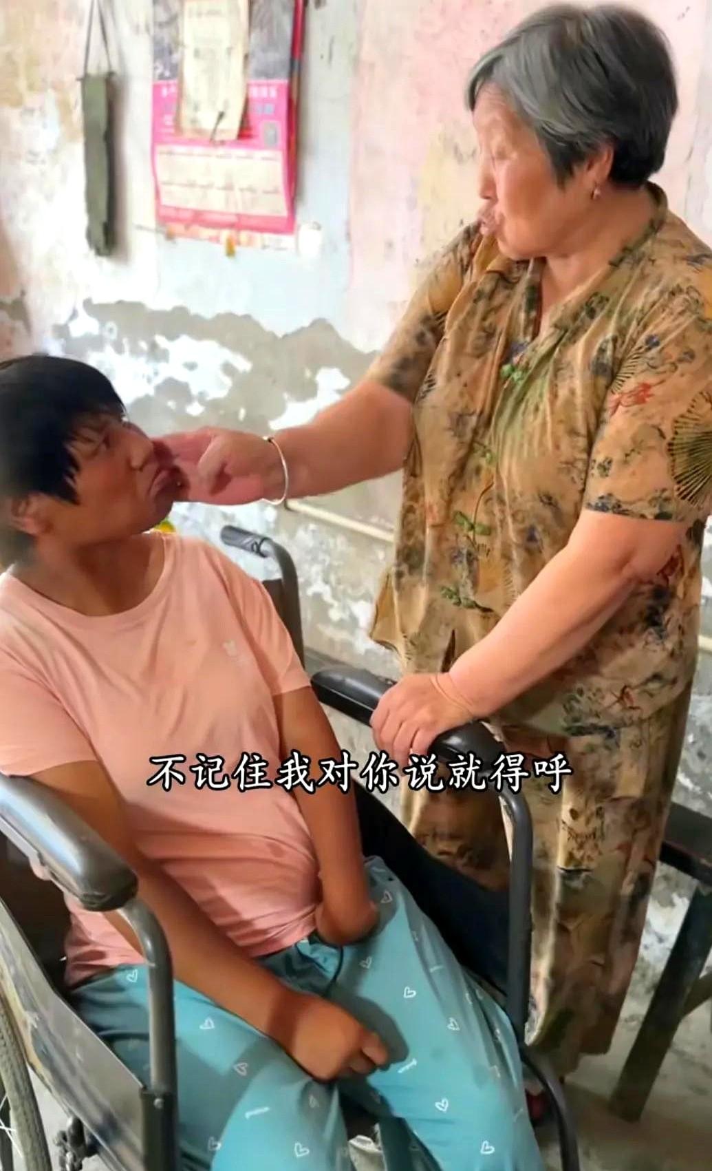 网友都说树兰是个老色鬼，这一点也不冤枉他，你们看泥娃给树兰闹，树兰要打电话给泥娃