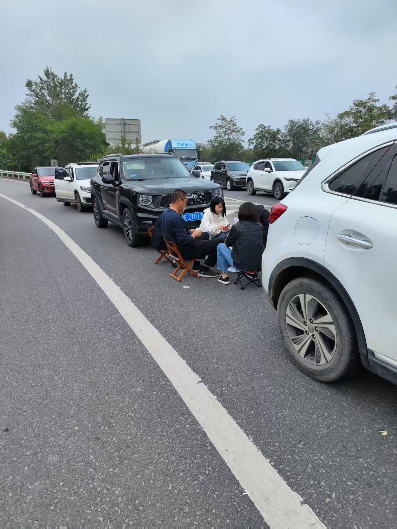 十一假期出行
出门高速遇见堵车，直接黄金周高速堵车 围坐打牌，游玩搭子，四人正好