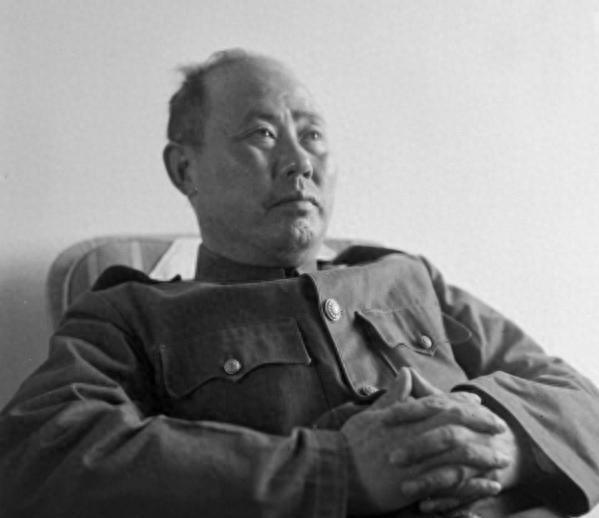 1973年傅作义在家中吃饭时突然发现馒头无法下咽，心里一紧，暗想身体是不是出了大