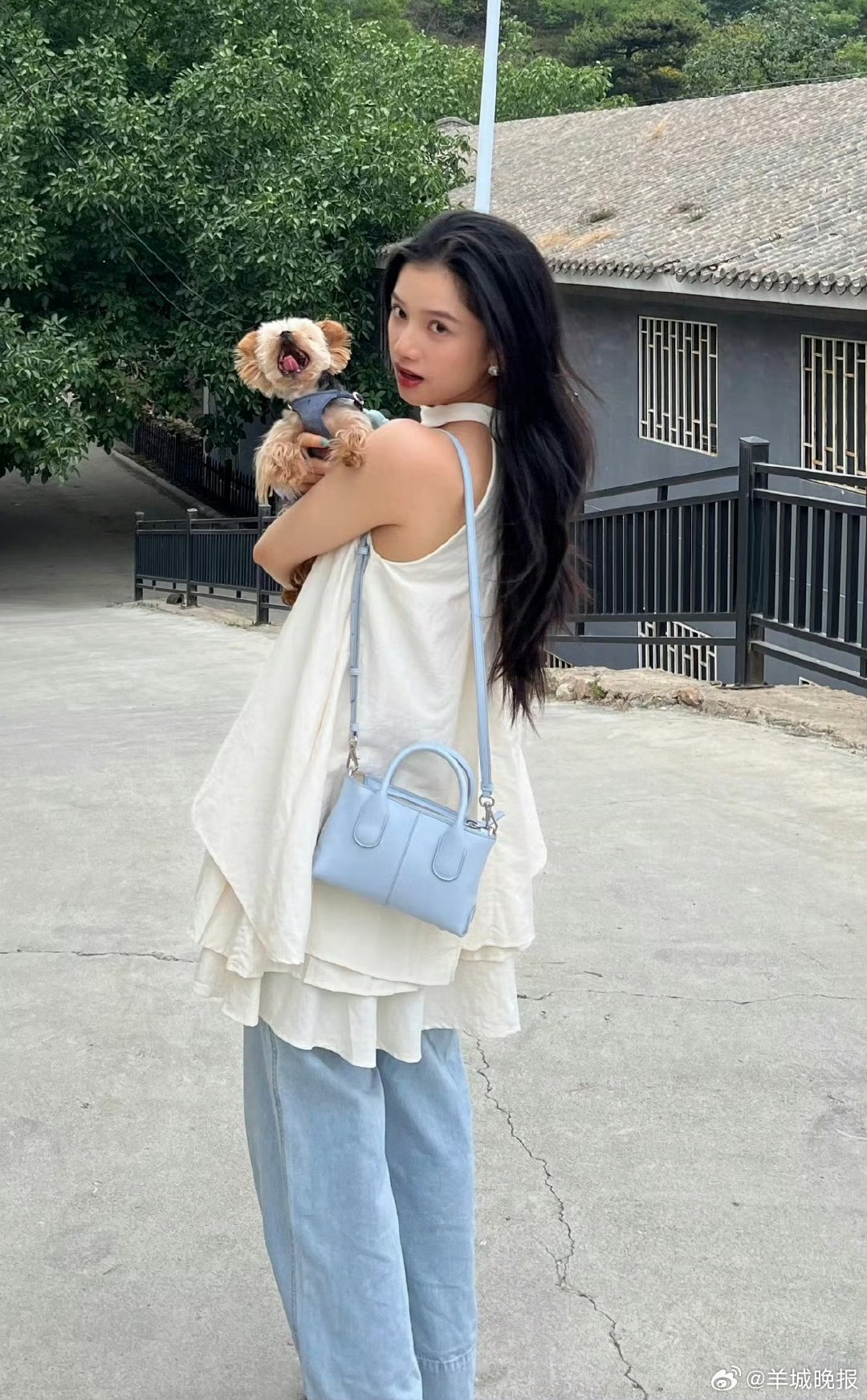 【谁的早春穿搭最戳你】春风渐暖，万物复苏，正是解锁春日氛围感穿搭的好时候，褪去厚