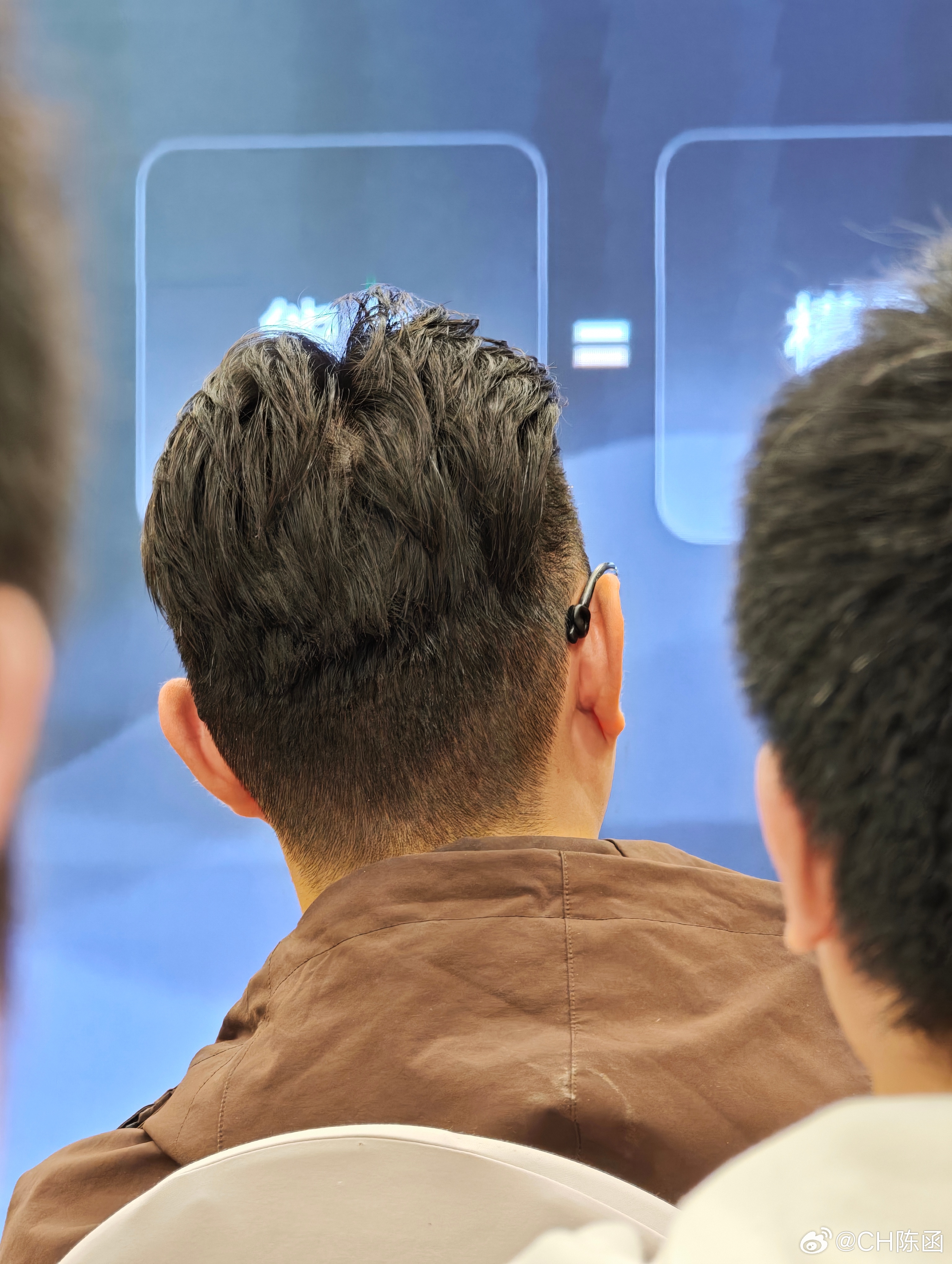 背影都帅气过人！负责“帅气”，负责“过人”