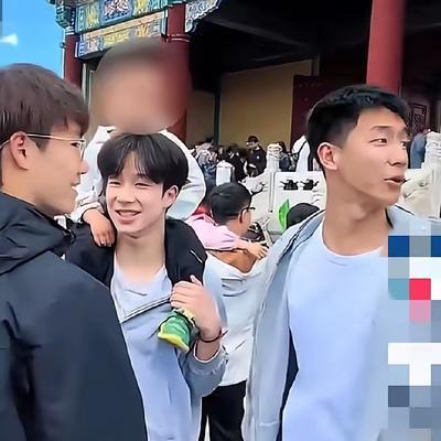 5月3日，北京，小男孩在天坛跟父母走散，几名来此旅游的大学生看到后，将小男孩扛到