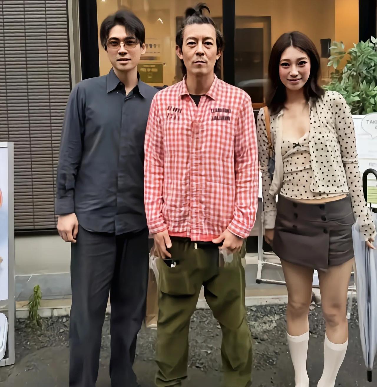 网友东京街头偶遇陈冠希，扎朝天辫瘦脱了像，满脸写着疲惫和沧桑