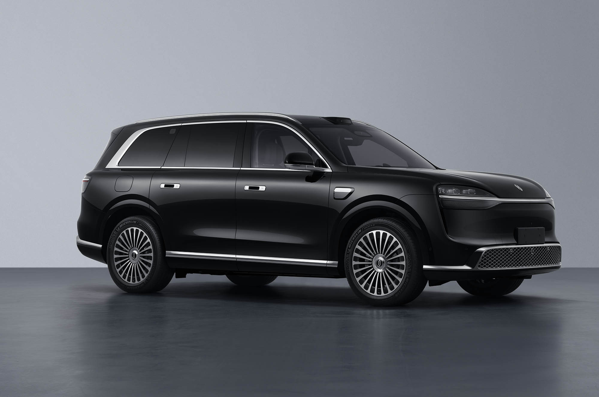 问界的新款M9上工信部公告了，看图找不同，我点开之后发现了3个不同点，看看你发现