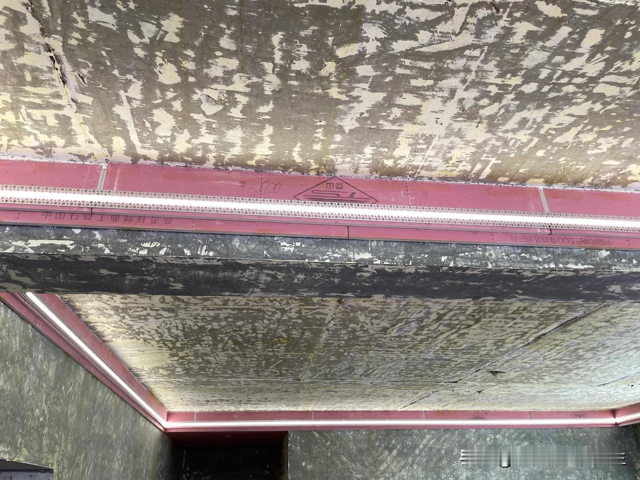 双眼皮顶角线线型灯实景效果