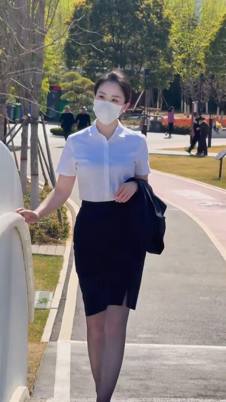 优雅职场风，黑白配穿搭，自信满满！💼👠