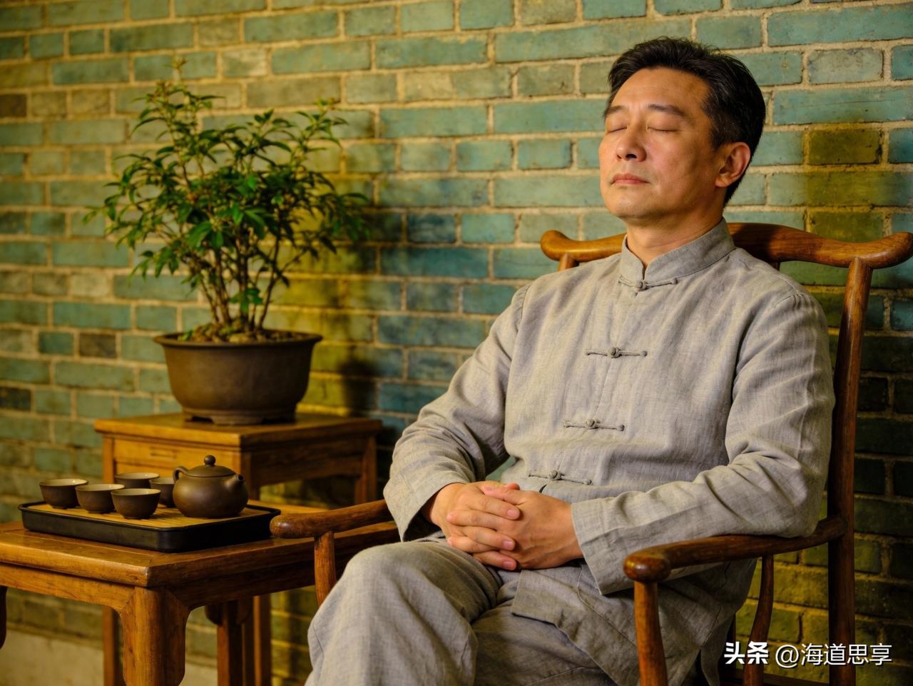 也可以写下来——把乱糟糟的念头摊在纸上，像整理抽屉一样分类：“明天要做的”“暂时