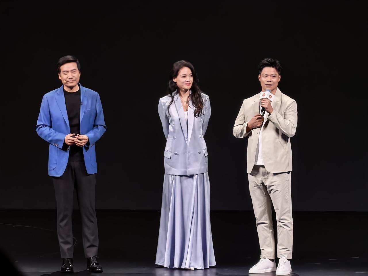 小米汽车发布会，新一代SU7代言人舒淇和“苏神”苏炳添同框，新一代SU7三款车型