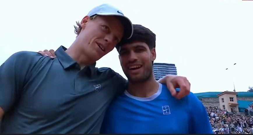 辛纳在红土场地上的移动还是稍微欠缺了一点，但今天阿卡的表现更差，特别是发球和接发