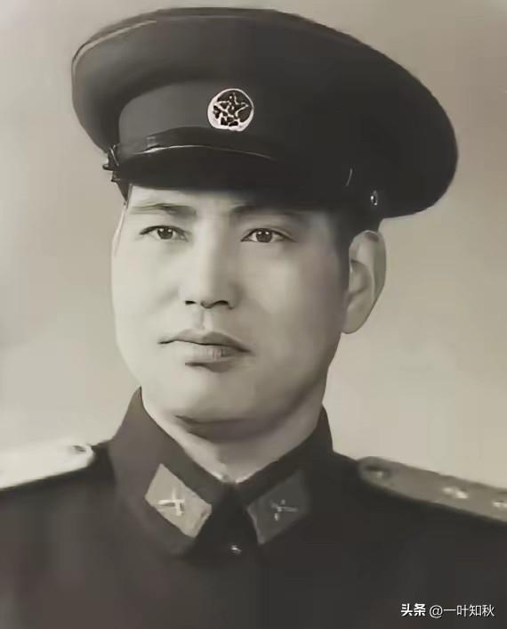 1960年代初，盘锦大洼子农场副场长吴成德正带领职工晒粮，突然有辆小车缓缓驶来。