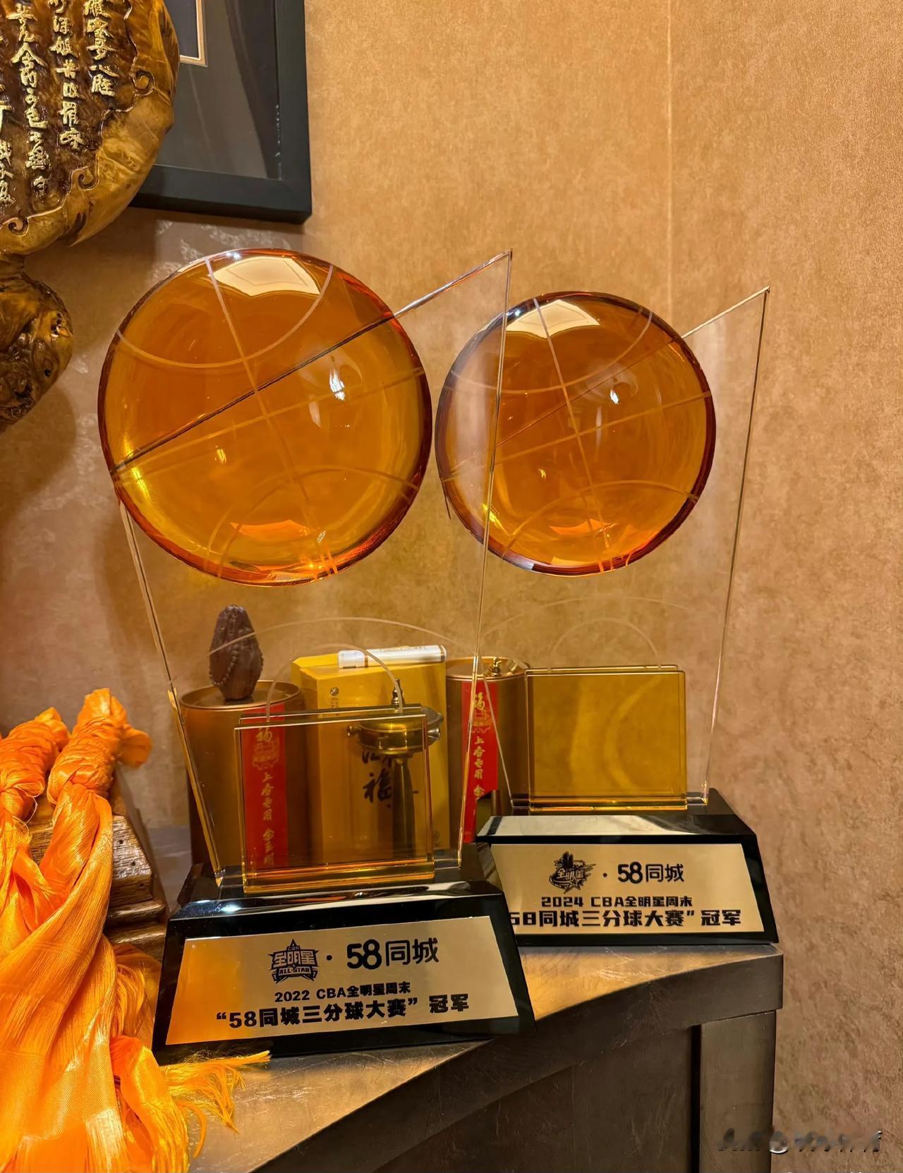山西男篮球员原帅在社交媒体上晒自己的两个三分大赛冠军奖杯，并写道：“把你带回来了