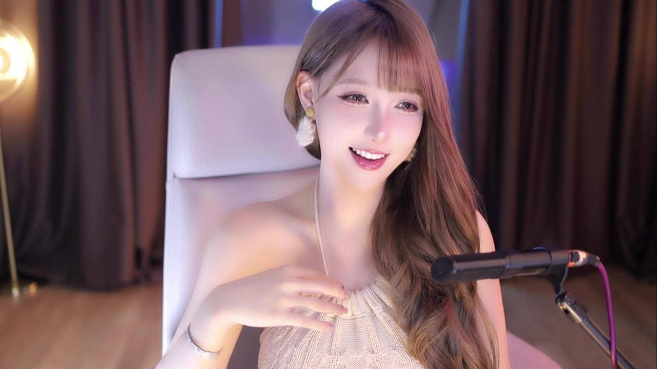 我们家是从来不允许讨论和宣扬娱乐的，老人和小孩爱看点那玩意，那不好意思，请一个人