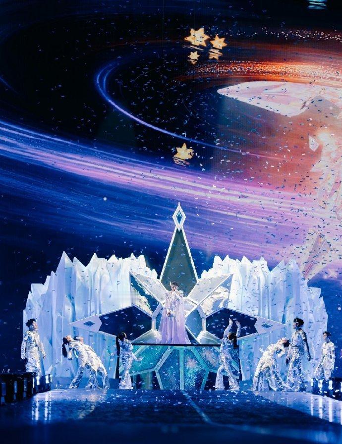 周深今年新一轮体育场巡演已经开始了，刚在广州开完两场近10万人的演唱会，舞美又升