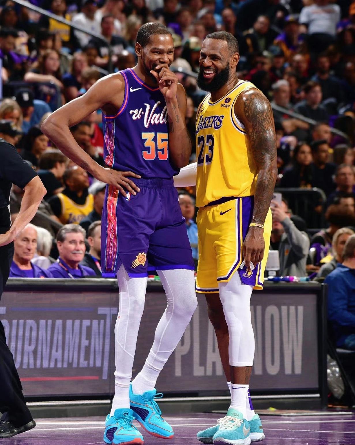 两个中锋，年薪都超过半亿。
一个场均“只”拿21分，另一个每晚砍下三双。
撕开新