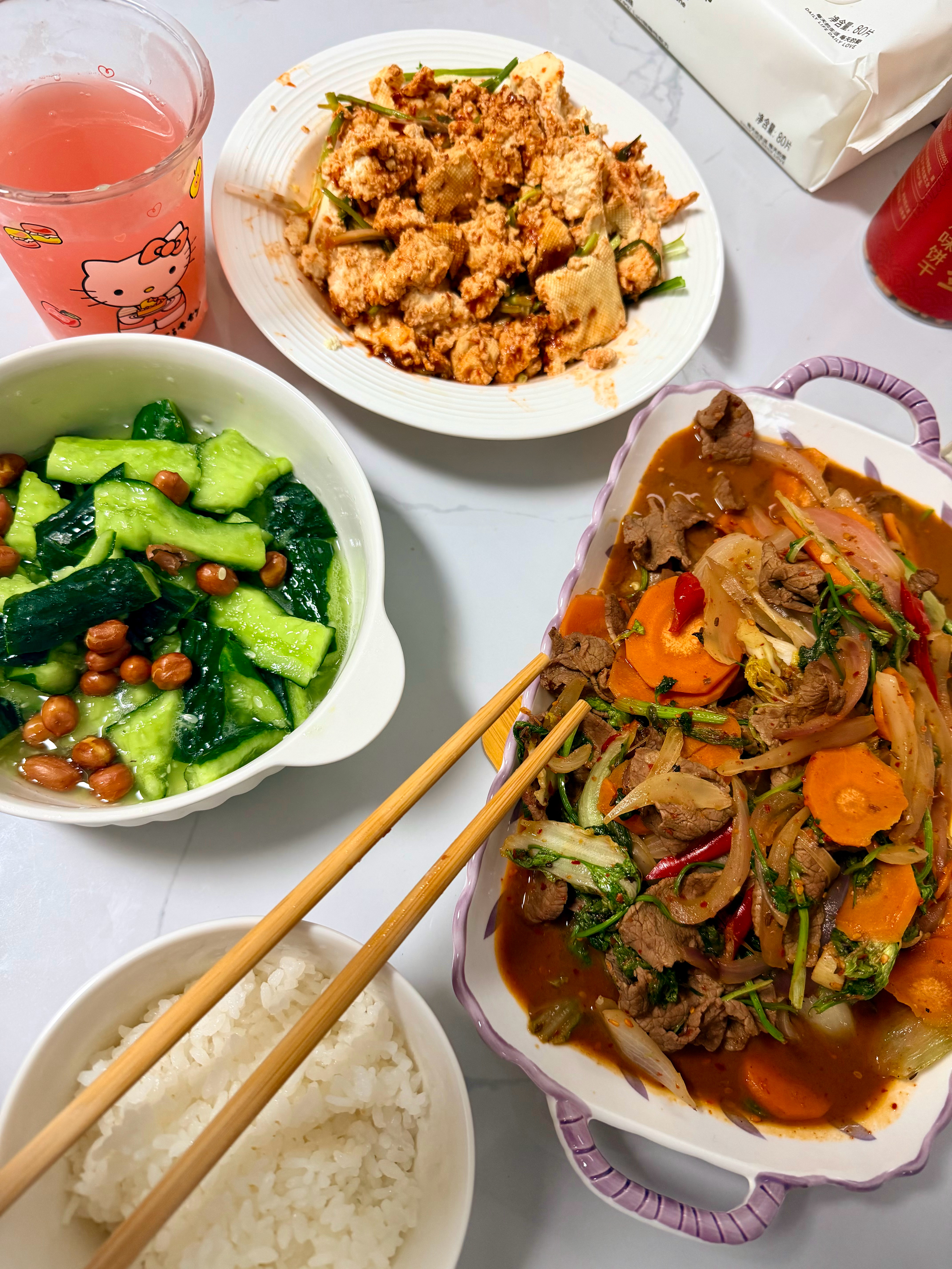 今日份晚餐：凉拌黄瓜 拌豆腐 牛肉炒圆葱里加了青菜和胡萝卜🥕 