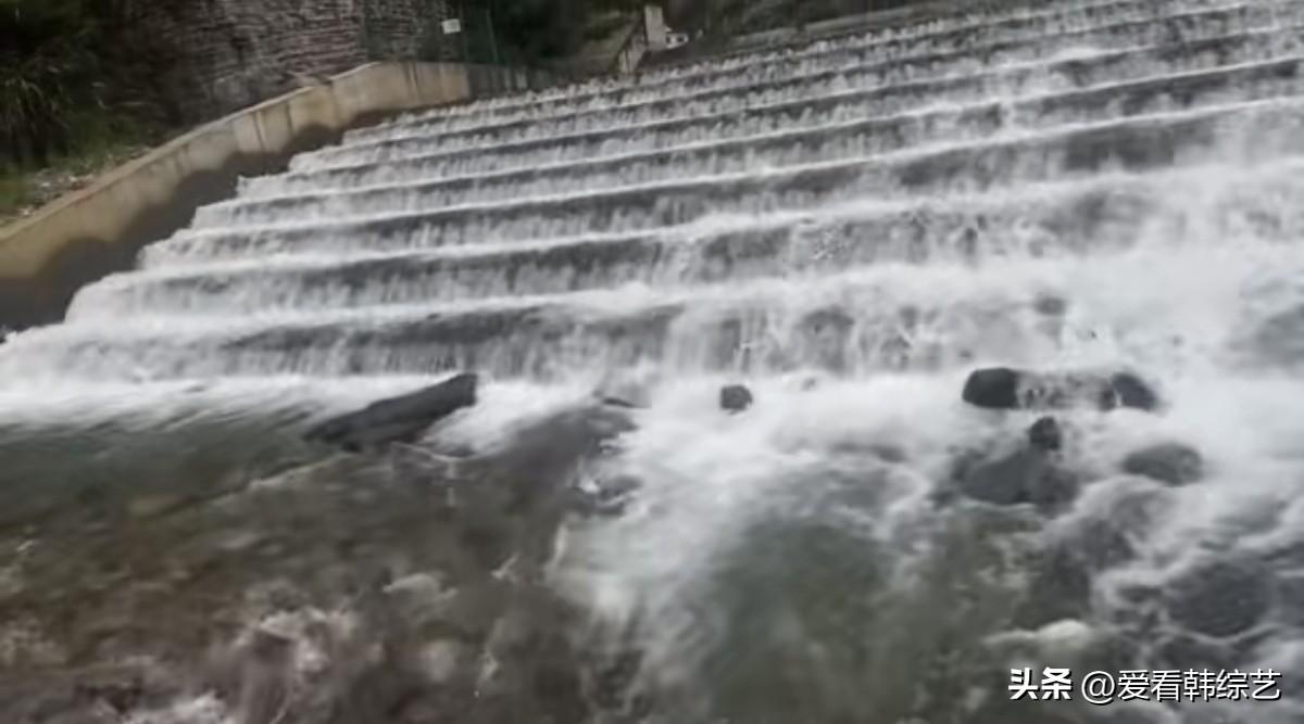 夏日生活打卡季阶梯式水流层层奔涌而下，翻起洁白浪花，溪水撞击青石叮咚作响，山野间