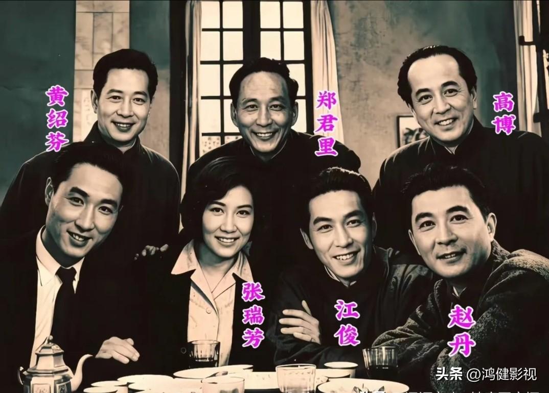 仔细看，那时的老艺术家赵丹真是疏眉朗目，气宇不凡，英姿昂昂！就不知坐前排左一帅哥