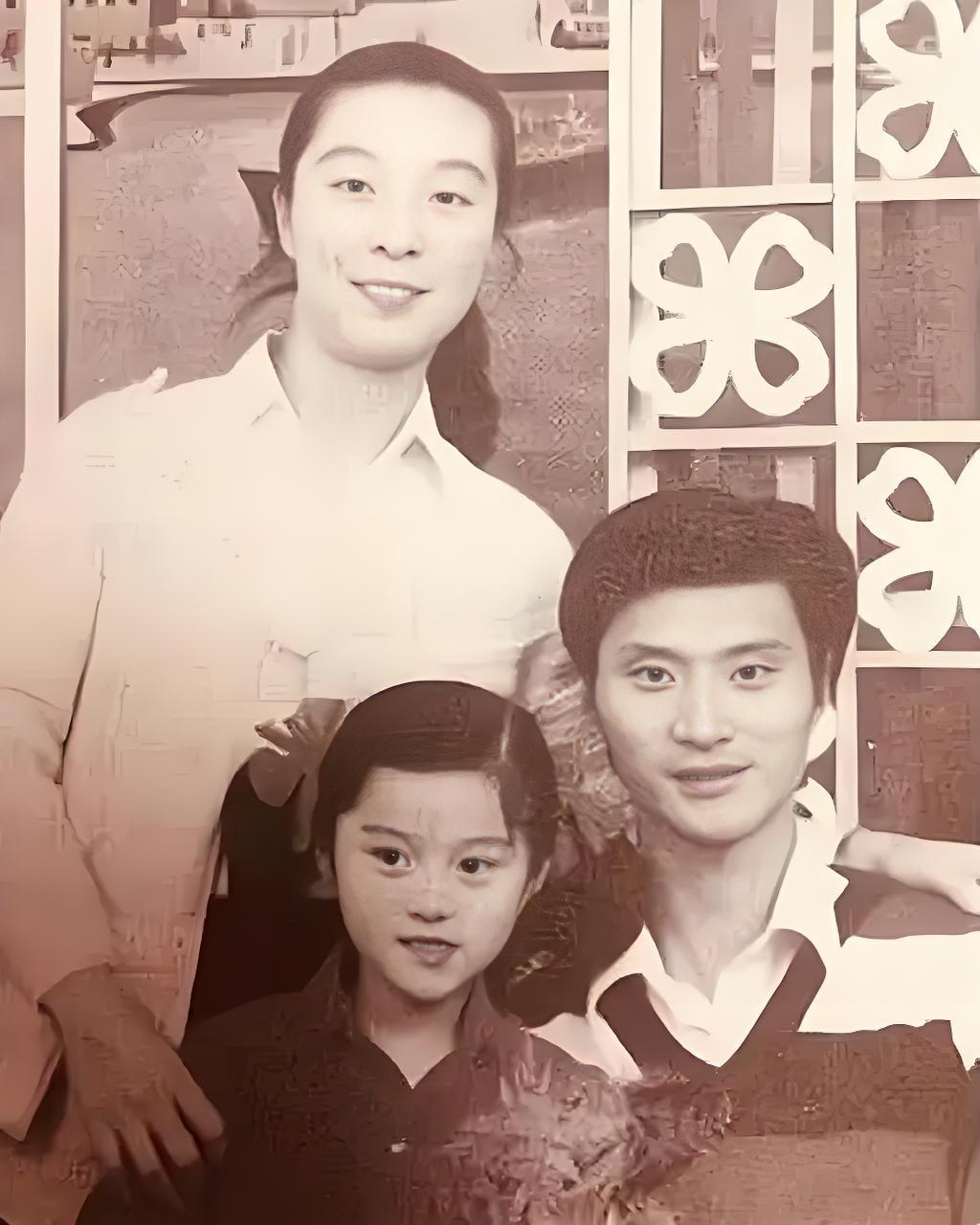 这是哪位大牌明星的全家福？

听说这张合照是大牌明星的全家福，这位女明星小时候的