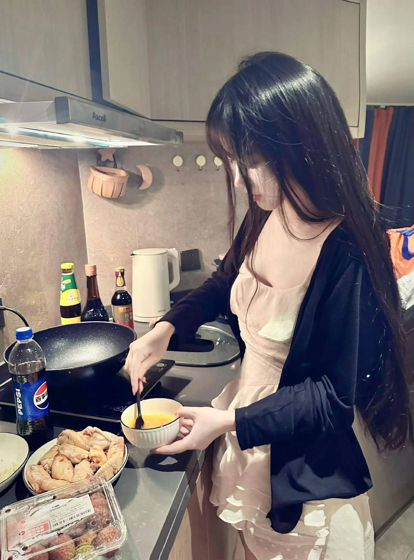 我想要的爱情，是一起工作一起挣钱，下班了可以做几个小菜，窝在一起看电视...