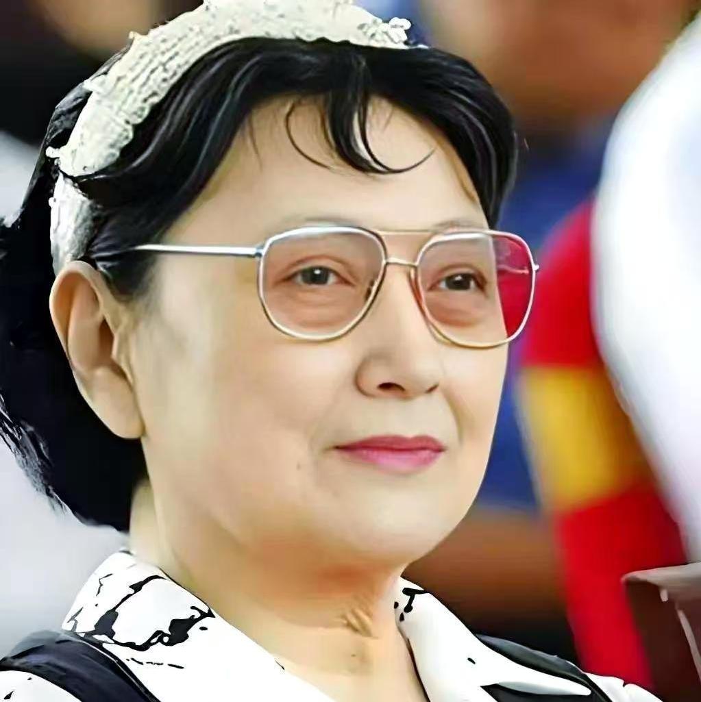 91岁王晓棠的一生看哭了，苦难从来压不倒真正的强者
 
谁能想到当年火遍全国的银