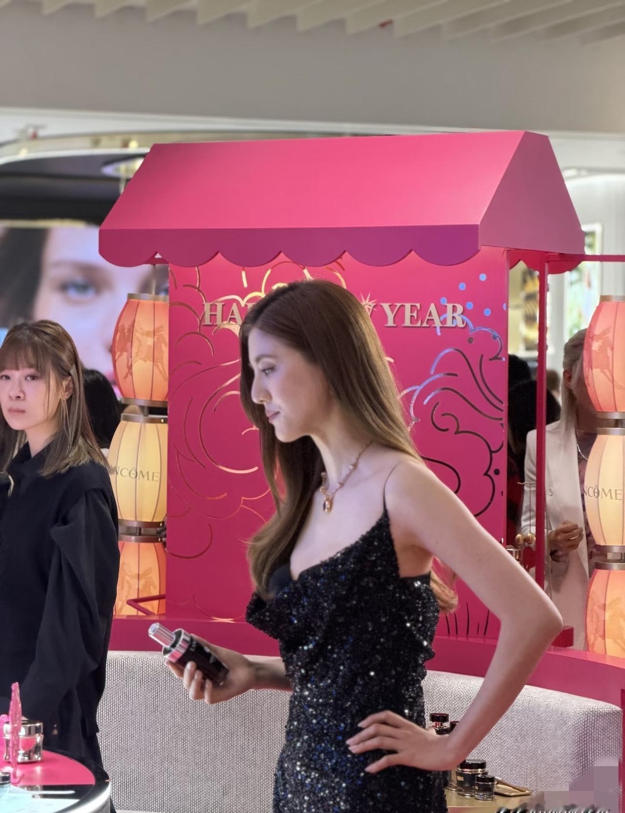 相差18岁同框，简直是大型公开处刑现场！
范思哲这场活动，佘诗曼算是结结实实给吴