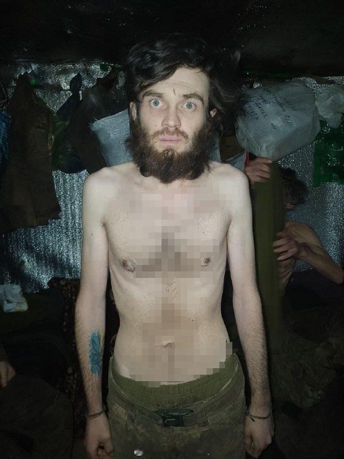 日前在外网上流传着乌克兰军队第14旅第2营士兵在俄乌前线阵地上忍受饥饿的照片。