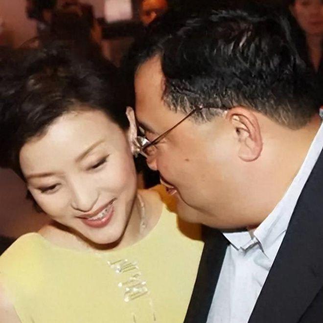 这段故事这些年在网上流传得很热闹，500万游艇、百亿身家、已婚女子面对富豪迅速离