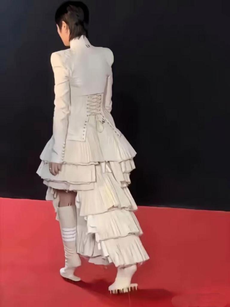 哇哦，李宇春这身衣着也太雷人了吧？这短裙后面居然还拖着一条层层叠叠的''长尾巴'