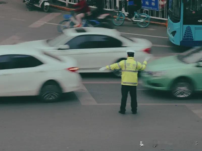 男子连续4次超速 交警酌情处理为1次 男子连续4次超速，交警酌情处理为1次，这一