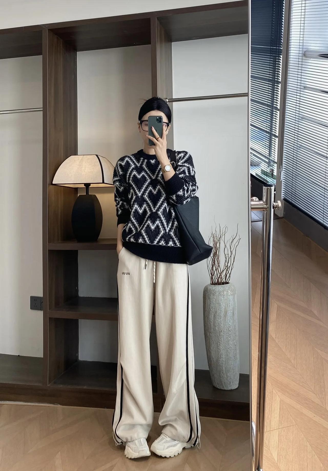 菱格上衣穿搭示范

#不费力慵懒穿搭# #菱格# #小众针织女装#